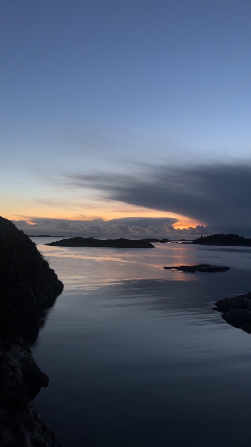 Blåtimen over fjorden og skjærene ved Austevoll